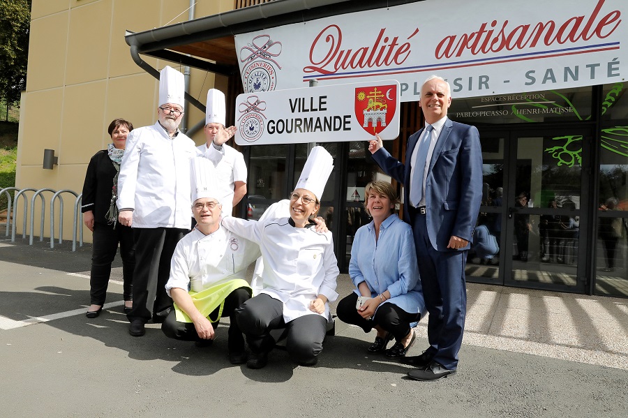 Inauguration du panneau en présence des chefs et du premier adjoint au maire