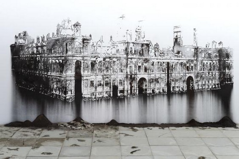 Nicolas Daubanes, Hôtel de Ville, 1871, 2020. Poudre d’acier aimantée 7 x 3,50 m. Vue de l’exposition L‘huile et l’Eau, Palais de Tokyo. Photo : Marc Domage