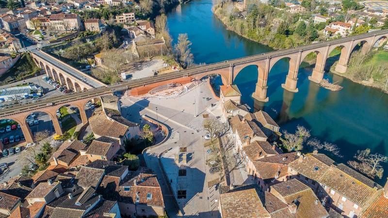La future place comportera un accès à la passerelle.