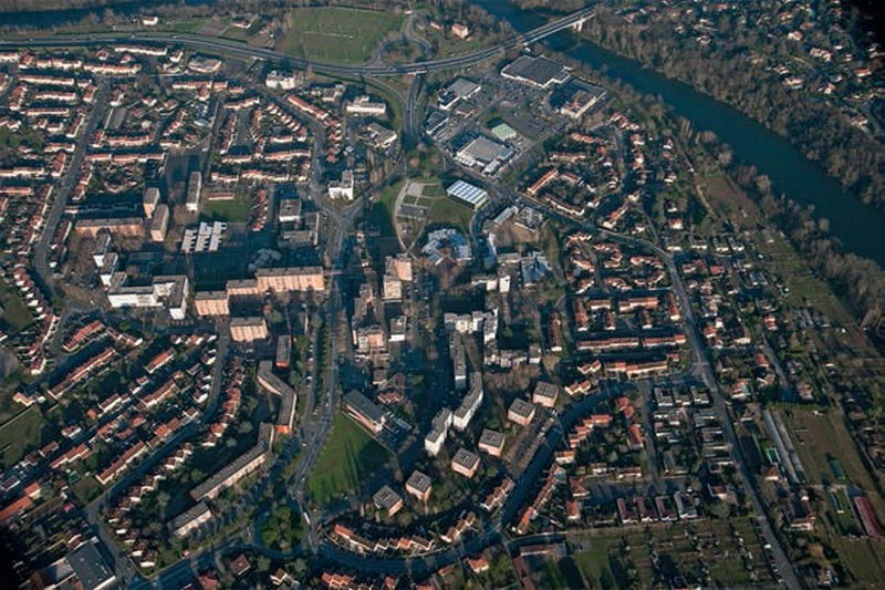 Vue aérienne du quartier de Cantepau avec le boulevard Lannes au centre.