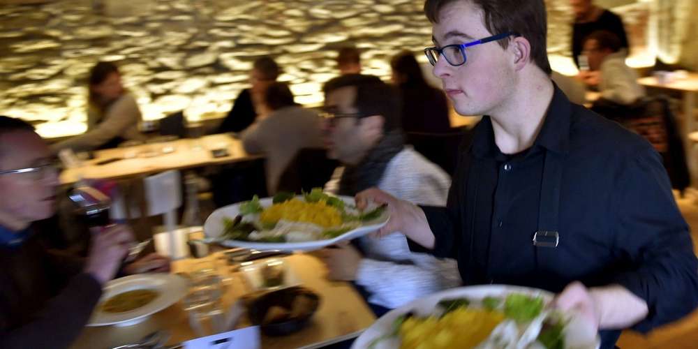 À Nantes, le premier restaurant avec des serveurs trisomiques a ouvert ses portes