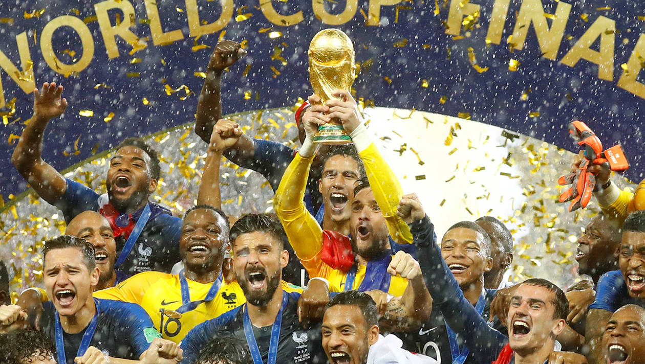 Photo de l’équipe de france avec la coupe du monde