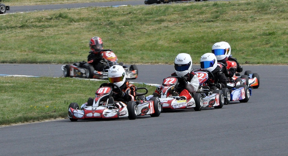 personnes pratiquant le karting