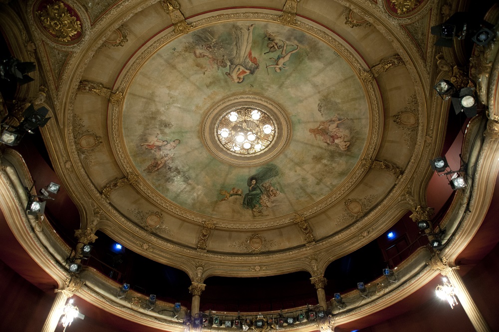 La salle de spectacle est inscrite à l'inventaire supplémentaire des monuments historiques. Ici, gros plan d'un essai de nettoyage.