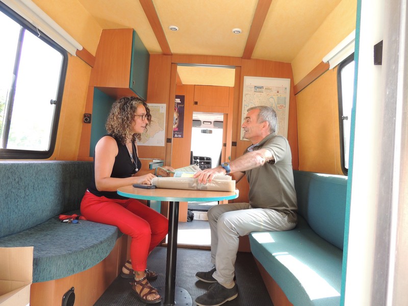 Le Minibus des quartiers, un bureau mobile à votre rencontre