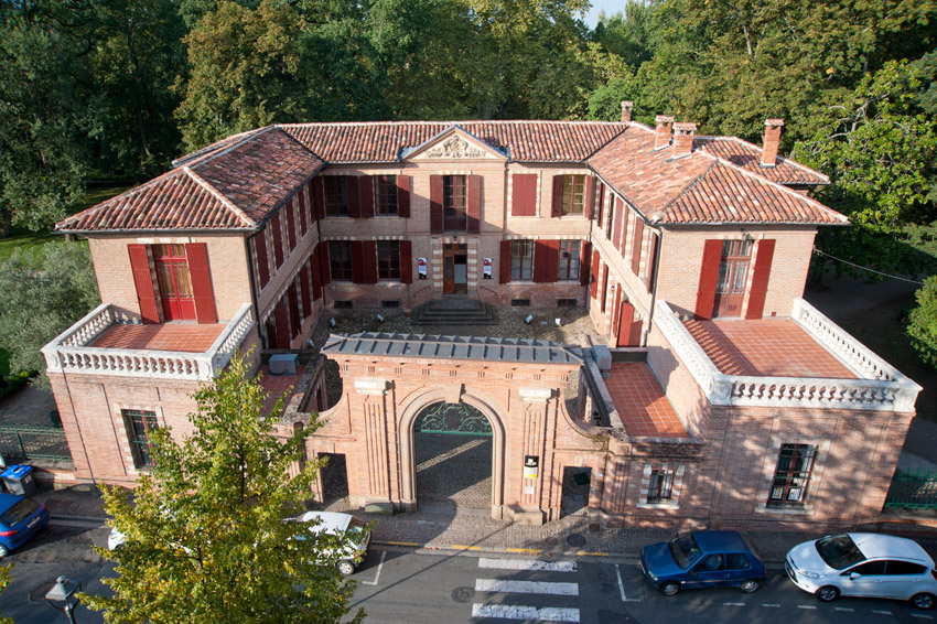 L’hôtel Rochegude est situé dans le parc Rochegude, classé «Parc remarquable » en 2010.