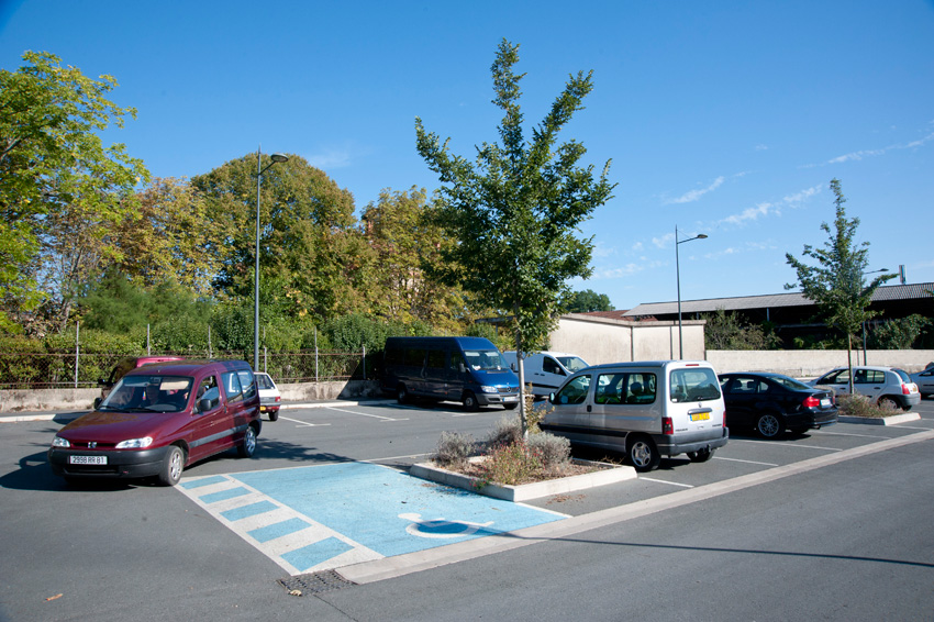 Le parking de la gare de la Madeleine permet d’accéder aux commerces attenants. 
