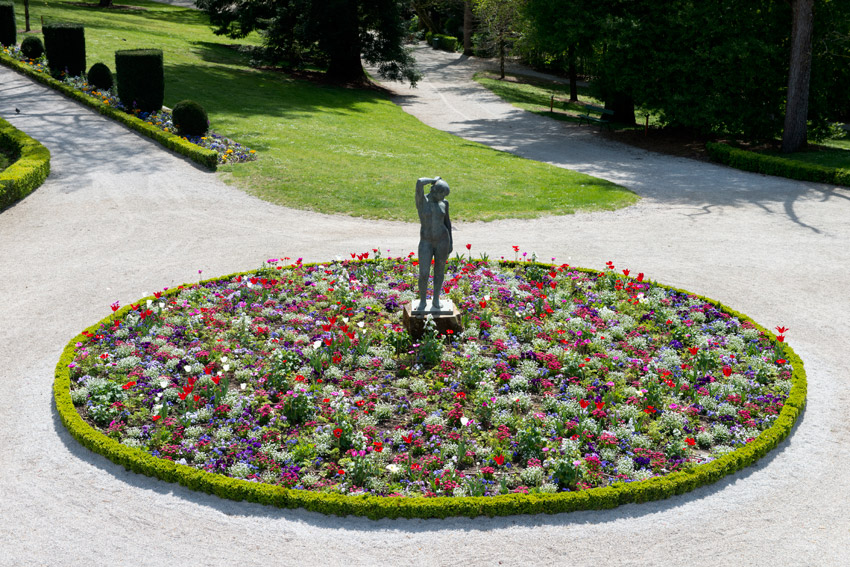 Bany, la sculpture réalisée par M.S. Bellara, accueille les visiteurs à l’entrée du parc Rochegude.