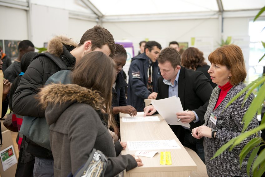 Pendant le forum des jobs d’été, chaque année en mars, la ville d’Albi propose des emplois de saisonniers pour l’été.