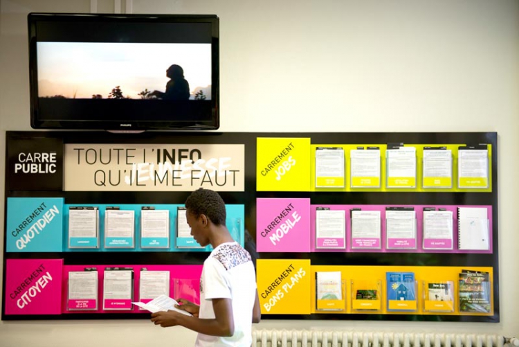 Panneau d'information jeunesse - carré public
