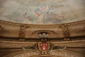 La salle de spectacle est inscrite à l'inventaire supplémentaire des monuments historiques. Ici, gros plan d'un essai de nettoyage.
