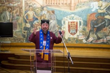 Accueil en Salle des Etats, grace à l'Institut Hu Long Shen, de la délégation du Grand Maitre TaoïsteTou Xuande, 14ième génération du Wudang Pai, et de plusieurs délégations européennes.... Le Grand Maitre, représentant officiel en Chine de la culture taoïste sous sa forme martiale, philosophique et spirituelle