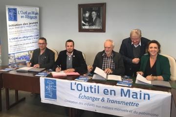 Signature  à la chambre des métiers du Tarn de la convention avec l’association de « l’outil en main en Albigeois » Échanger, transmettre et promouvoir ces métiers passionnants auprès des jeunes Albigeois grâce au bénévolat remarquable d’anciens artisans.... La Ville d’Albi s’associe bien sûr à cette démarche notamment grâce à l’implication du service Patrimoine Végétal.... 