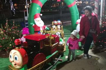 Le train de Noël le manège des tout petits sur le Jardin National