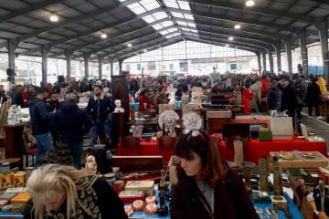 De belles découvertes et beaucoup de convivialité à la brocante de Noël sous la halle du Castelviel 