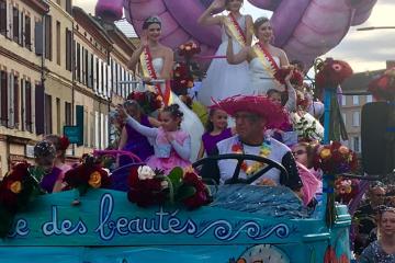 Magnifique défilé du Carnaval d’Albi. Un soleil et une chaleur dignes du thème de cette 64eme édition, « le carnaval des îles »