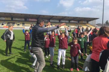Haka géant cet après midi au stadium par 300 écoliers albigeois après une journée « rugby » organisée notamment par la Ville dans le cadre du festival Rugb’images....! En présence d’un parrain prestigieux, Emile Ntamack!