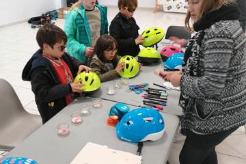 Avant le tour de France la ville d Albi a proposé une journée d animation à Lapanouse sur le thème des deux roues, prévention, décoration, contest de bmx.... L'atelier «décoration de casques» était à l'abri dans la maison de quartier.Merci à tous les bénévoles pour cette belle journée..