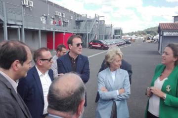 Présentation de la borne de recharge hydrogène à des maires de Villes de France et à sa présidente Caroline Cayeux, cet après midi sur le circuit d’Albi par la Sem Eveer'hy'Pôle et Engie