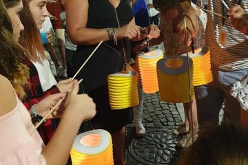 Défilé aux lampions pour les enfants en attendant le feu d’artifice... Près de 400 lampions jaunes, bien sûr, à quelques heures de l’arrivée du Le Tour de France😉