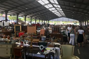 Très belle et conviviale brocante du 14 Juillet 🇫🇷 sous la halle du Castelviel aujourd’hui.... Et même un espace spécial « Le Tour de France »😉🚴🏻‍♂️
