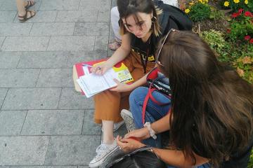 La jeunesse albigeoise est mobilisée pour ces trois jours du tour de France sur Albi. Au total 58 jeunes citoyens et jobs d urgence pour realiser l'accueil des journalistes, l' enquête économique, l'information et l' accueil à la Fan Park.... Bravo à vous tous, encore deux jours ensemble pour cette belle aventure autour du tour..