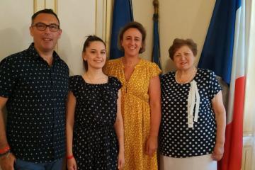 Une belle rencontre avec Anna, jeune artiste de Tiraspol, en visite à Albi après avoir gagné un concours de chanson française...! Merci à Christophe Cuq, Michel Teillol et Emmanuel Skoulios !