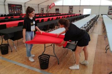 Les jeunes citoyens préparent la salle du Centre presse pour le tour de France à Albi du 15 au 17 juillet 2019.