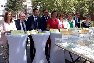Signature ce matin sur le square Augereau de la convention ANRU « Cantepau demain », en présence de très nombreux partenaires et habitants.... Un projet de plus de 50M€ pour ce quartier et l’ensemble de ses habitants et usagers.... Merci à tous pour votre implication dans la construction de ce projet ambitieux, cohérent et adapté aux besoins de chacun.... Alors plus que jamais, poursuivons le travail déjà engagé depuis de nombreuses années