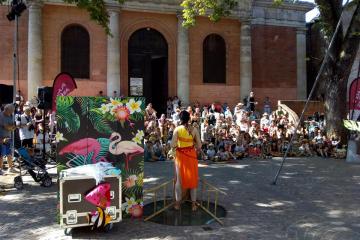 « Place(s) aux artistes »....et aux enfants..!, cet après midi sur le parvis de l’église de la Madeleine, avec le spectacle de « Verantha »