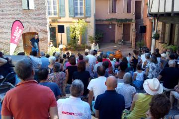 « Place(s) aux artistes cet après midi place Savene, pour le plus grand bonheur du jeune public auquel ce spectacle s’adressait !