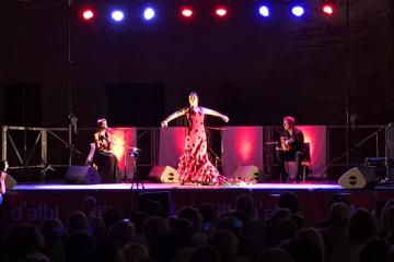 « Place(s) aux artistes » superbe soirée flamenco sur le parvis de l’église de la Madeleine.... Plus que jamais, le public nombreux présent dans ce quartier de la « petite Espagne » albigeoise a été entraîné dans ce remarquable spectacle