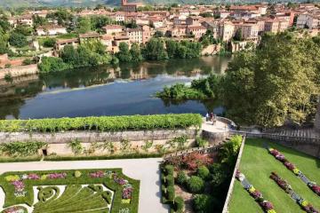 Magnifiques jardins du Palais de la Berbie, au pied du Musée Toulouse-Lautrec Merci aux agents de la Ville d'Albi - Officiel pour leur travail de mise en valeur du patrimoine végétal d’Albi