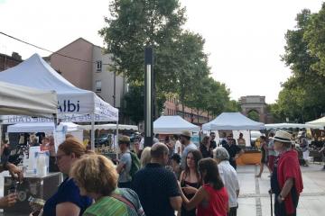Comme chaque vendredi, le marché des créateurs se tenait hier soir place Lapérouse....! Un rdv à ne pas manquer...., pour sa convivialité....et la qualité de ses produits!
