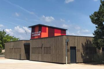 La nouvelle maison de quartier de la Renaudié ouvre ses portes, en présence d’habitants; de conseillers de quartier, et de représentants du tissu associatif... Une réalisation attendue....!, qui devrait accentuer encore l’importance de cet équipement au cœur du quartier.....! Une extension qui porte sa surface a 380m2, de nouvelles salles, des travaux de rénovation thermique et la création d’un parvis en lien avec l’école.....: 650k€ de travaux réalisés majoritairement par des entreprises locales.... A vous