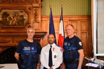 Toutes nos félicitations à celles et ceux qui, forces de l’ordre, pompiers et civils, ont fait preuve d’un courage hors du commun au service des autres..... Notre reconnaissance va, un peu plus spécifiquement, au brigadier-chef S. Revello de la police municipale d’Albi, décoré ce soir pour une intervention particulièrement courageuse et importante ..... L’occasion de rappeler aussi combien le travail de la police municipale est considérable et mérite notre reconnaissance collective.....