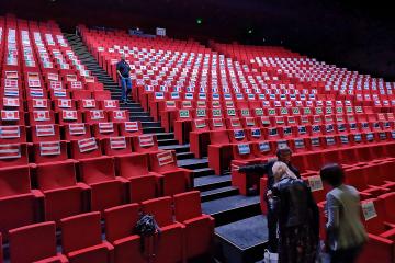 Mise en place des drapeaux pour la cérémonie protocolaire d ouverture des mondiaux des 24h d albi