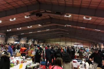 Grande réussite pour le vide-grenier organisé ce dimanche par la maison de l'Amitié avec une halle du Parc des Expositions pleine d'exposants et de chalands.