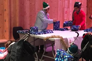 Après midi festive et solidaire à Pratgraussals grâce aux associations l’Epicerie Sociale, Saint Vincent de Paul, La Croix Rouge française et le Secours Catholique..... La distribution des jouets récoltés lors du spectacle des Lutins de Noel organisé par le CCAS de la Ville s’est donc faite aujourd’hui.... Encore merci à chacune et à chacun pour votre générosité lors des Lutins, et merci aux bénévoles pour ce beau moment proposé aux enfants...