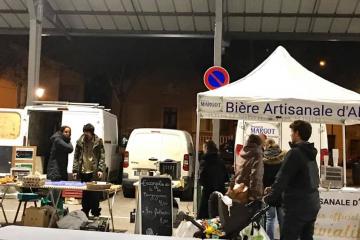 Marché de producteurs du Castelviel comme tous les jeudis, sous la halle..... Et ce soir, une repas gourmand permettait en plus de déguster les produits sur place, en toute convivialité...!