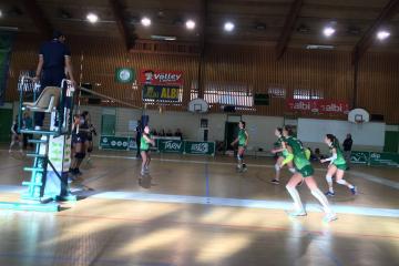 La guigne pour les volleyeuses du VBA avec une joueuse qui sort sur blessure au genou (entorse ou ligaments) et une défaite après 5 sets serrés ( 17-25; 22-25; 26-24; 25-20; 07-15). L'équipe se maintien dans la première moitié du classement.
