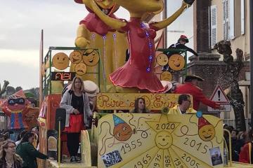 65ieme Carnaval d'Albi: défilé sous le soleil cet après midi.... Beaucoup de confettis, de couleurs et de sourires d’enfants et de grands......😉😃