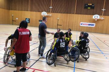 Tournoi de rugby à 13 fauteuil  au gymnase de Champollion, organisé par le club des CaÏman : Beaucoup d'engagement pour chaque équipe (mixte pour les albigeois) et de nombreux contacts entre les fauteuils pour faire passer la ligne au ballon(avant de transformer l'essai avec un vigoureux coup de ... poing).