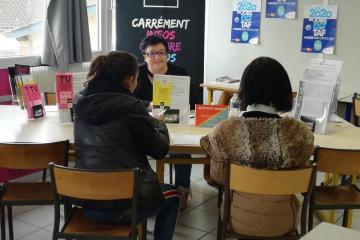 Le service jeunesse de la ville d'Albi au forum professionnel du lycée Sainte Cécile pour aider et informer sur les dispositifs jeunesse de la ville d'Albi : Soutien financier pour le BAFA, le dispositif jeune citoyen, accès gratuit aux outils informatiques du Carré Public, les jobs urgences, et les 200 emplois saisonniers pour l été 2020..