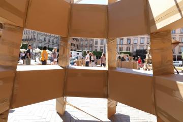 Structure géante de cartons Olivier Grossetête - Nuit Pastel 2019
