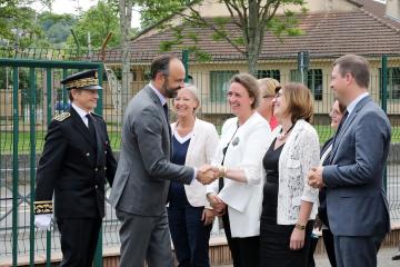 Inauguration par le Premier ministre de l'unité d'enseignement élémentaire pour enfants autistes à l'école Rochegude.