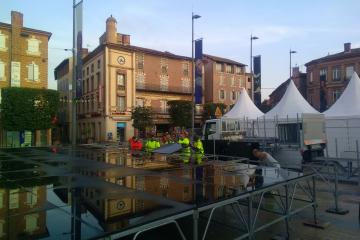  Dimanche 7 juillet 7h L'équipe logistique est à pied d'œuvre pour démonter un podium place du Vigan et le réinstaller place Ste Cécile Le tour a déjà débuté pour eux aussi.