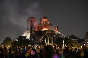 En conseil municipal d’Albi, au moment de voter les délibérations relatives au patrimoine albigeois, les élus apportent avec émotion tout leur soutien aux parisiens devant le drame qui se deroule a Paris..... Notre Dame de Paris est un symbole pour notre pays tout entier..... Tous nos encouragements vont aux pompiers et aux services de secours sur place....