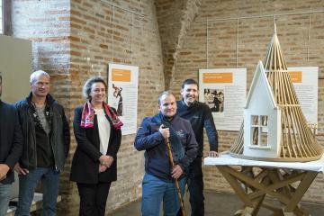 La maire d’Albi et les compagnons du devoir officialisent la remise du chef-d’oeuvre de Sébastier Fischer.