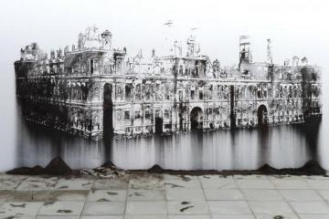 Nicolas Daubanes, Hôtel de Ville, 1871, 2020. Poudre d’acier aimantée 7 x 3,50 m. Vue de l’exposition L‘huile et l’Eau, Palais de Tokyo. Photo : Marc Domage